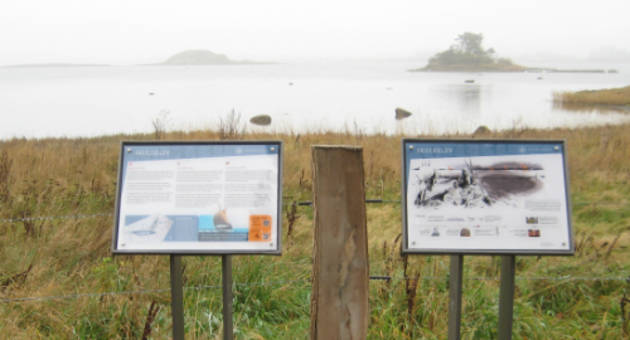 Roskilde Fjord har i vikingetiden været en vigtig færdselsåre for søfarende handelsfolk og krigere. Foto: Torben Malm, Kulturstyrelsen Foto af informationsskilte med udsigt over Roskilde Fjord.