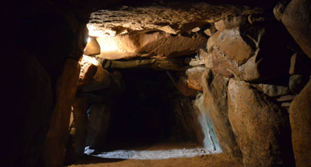 Jættestuen set indefra Foto af Jættestuen set indefra. Med et gravkammer, der er 11 meter langt, to meter bredt og to meter højt, var der plads til mange gravlæggelser i samme kammer.