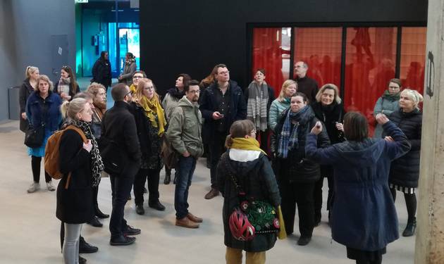 Rundvisning ved temamøde 2019. Foto Anne-Line Møller Sutcliffe.. Deltagere ved temamødet i Roskilde på rundvisning. Foto Anne-LineMøller Sutcliffe.