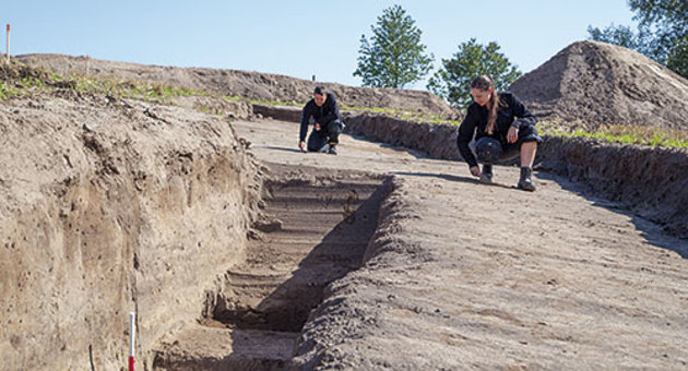 Foto af fra arkæologernes udgravning af vikingeborgen Borgring. Borgring måler 145 m i diameter og er dermed den tredjestørste af de nu fem borge fra vikingetiden. 