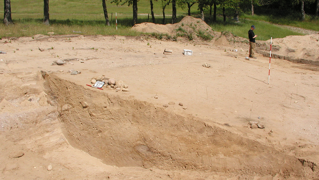 Fig. 6. Snit gennem systemgrav i sarupanlægget Blakbjerg på Djursland som eksempel for systemgrav, der er meget vanskeligt at skelne fra den naturlige undergrund. Foto: Museum Østjylland. Snit gennem systemgrav