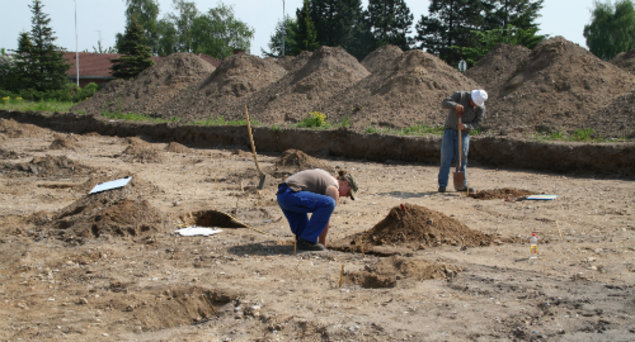 Billede af arkæolog på arbejde i udgravningsfeltet