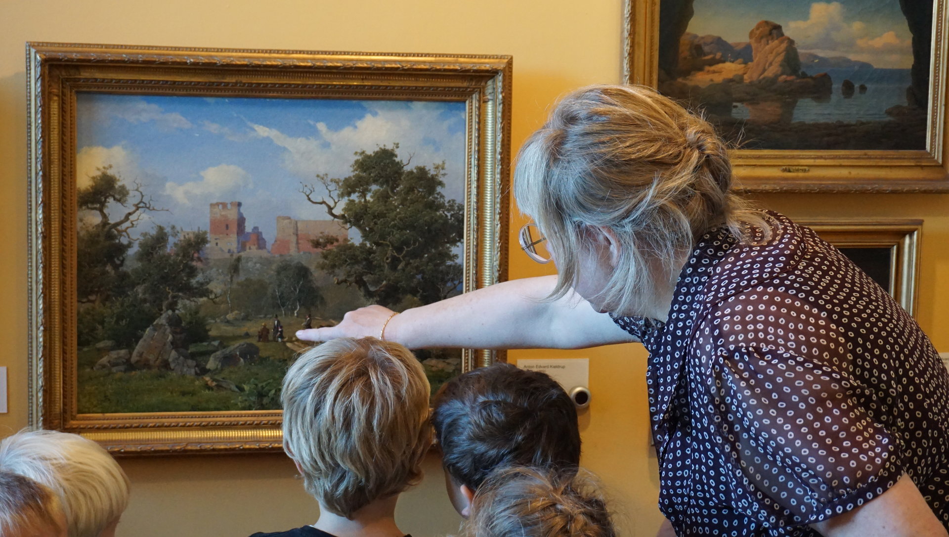 Formidler tager børn med på en rejse ind i Bornholms kunsthistorie.