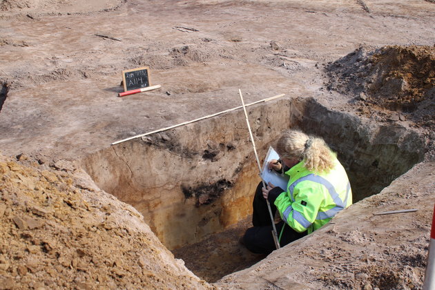 Kogestensgruberne var beskyttet af sandflugtslaget, så de øvre dele af gruberne var velbevarede. Derfor skulle der nogle gange graves store huller for at dokumentere dem. Foto: Nordjyske Museer.