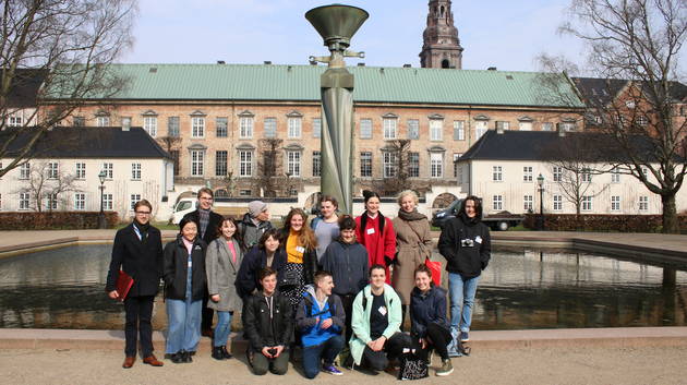Gruppefoto af de unge i Det Kongelige Biblioteks Have