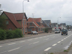 Foto Langs Ribevejs vestside, hvor der ligger et fint forløb af små enkle gadehuse fra begyndelsen af 1900