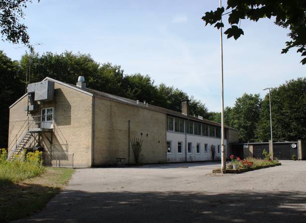Gadholt2 web POL-divisionens gamle hovedkvarter opført i gule mursten.