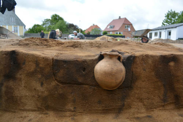 Foto af Den mageløst fint bevarede kande, som den stod i jorden. Foto: Sydvestjyske Museer.
