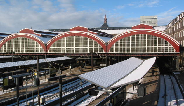 Vinterfoto af Københavns Hovedbanegår med tyndt lag sne på tagene over perronerne