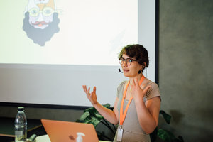Marie Fol giver et oplæg til EU Female DJ Summit