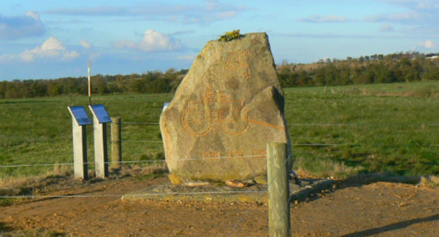 Foto af den store sten, der udgør mindesmærket, der blev rejst på den nu fredede mark,hvor Dejbjergvognen blev fundet.