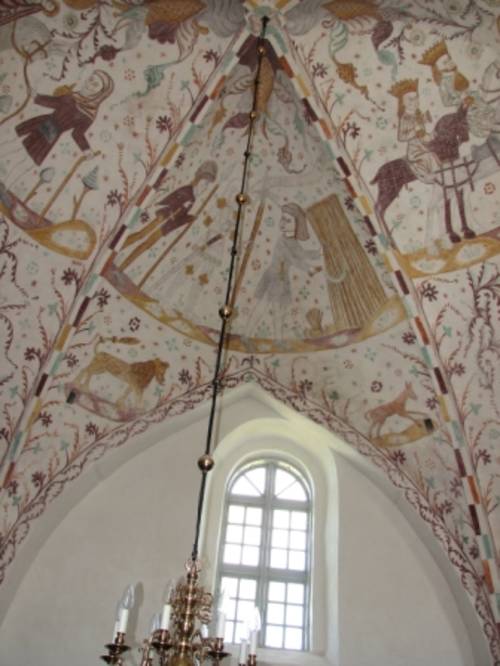 Kalkmaleri i Elmelunde Kirke, slutningen af 1400-tallet. Motivet viser Adam, der pløjer. Kirkens kalkmalerier blev restaureret i 1895, og senere restaureringer har vist, at der i den forbindelse blev foretaget ændringer og tilføjelser til originalen. Misf Kalkmaleri. Se billedtekst.
