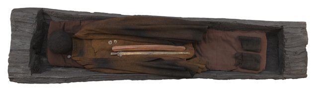 Foto af egekiste fra bronzealderen med bevaret dragt og udstyr