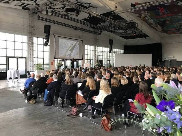 "" Foto af seminardeltagerne, der sidder opmærksomt og lyttes oplæg i Dokens store mødesal