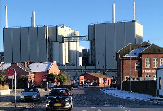 Foto fra Sydhavnen, hvor de store industribygninger er flankeret af mindre røde murstensbyggede bygninger, der sammen danner et karakteristisk og kulturhistorisk bybillede