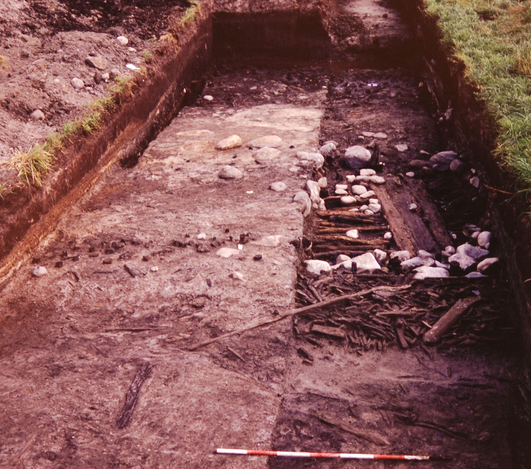 Fig. 3: Vadestedet under udgravning, Korning-vejen. Set fra vest. Foto: VSM 910E446, Viborg Museum