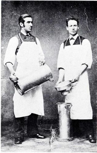 stor hvis foto af Mejeribestyrer J. Stilling Andersen (th.) og hans medhjælper, ca. 1882