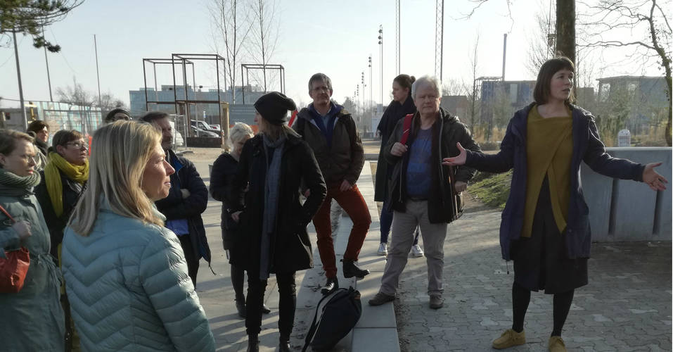 Rundvisning i Musicon ved temamøde i 2019. Foto Anne-Line Møller Sutcliffe. Rundvisning i Musicon i Roskilde, deltagerne står og lytter til projektleder Gunilla Stine Rasmussen.