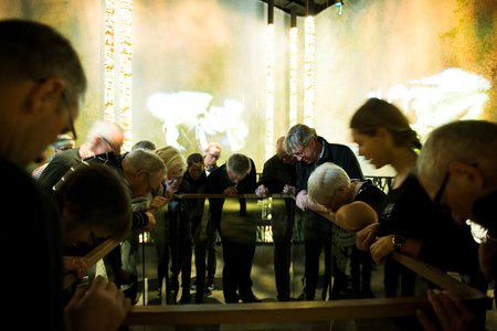 Besøgende studerer Gravballemanden. Foto: Moesgaard Museum
