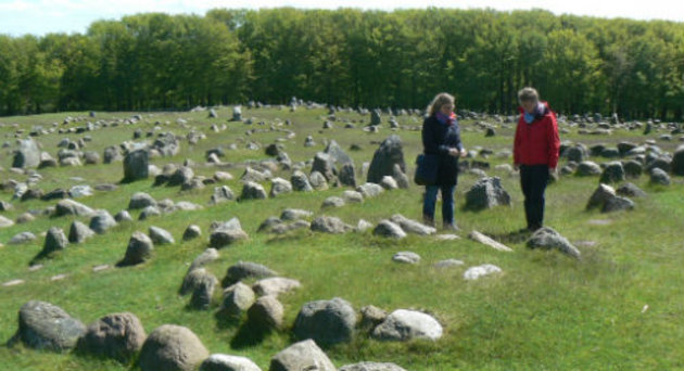 Foto af besøgende ved Lindholm Høje gravplads.