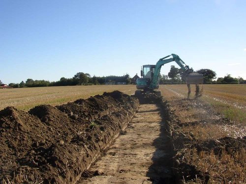 Gravemaskine graver jord op.