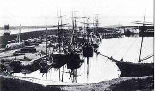 Gammelt sort hvidt foto af Esbjerg Havn efter 1874, da der var åbnet for offentlig besejling