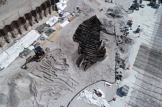 Foto fra drone af udgravningen af det 18 meter langt handelsskib fra 1500-tallet i Køge. Foto: Museum Sydøstdanamark