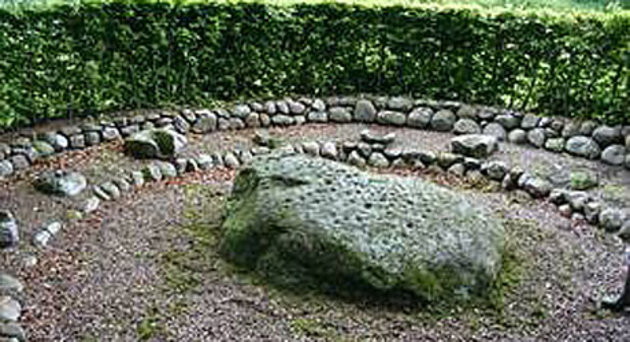 Foto af stenen, der har fået tilnavnet "æbleskivestenen" på grund af de mange runde fordybninger. Foto: Per O. Thomsen