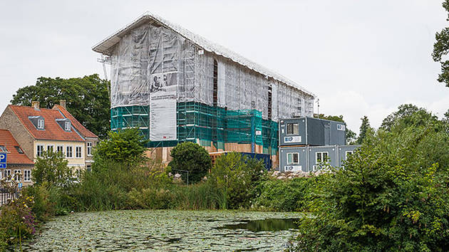 Nyborg Slots kongefløj er pakket ind i plastic. Foto: Thomas Rahbek Foto af Kongefløjen på Nyborg Slot, der er pakket ind i stilladser og plastic.