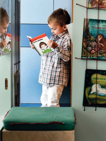 Fotograf Bjarke Ørsted: Lille dreng læser en bog