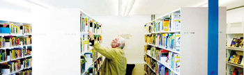 Fotograf Tobias Toyberg: Mand udvælger bøger på bibliotek