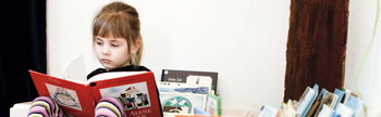 Fotograf Bjarke Ørsted: Lille pige læser en bog