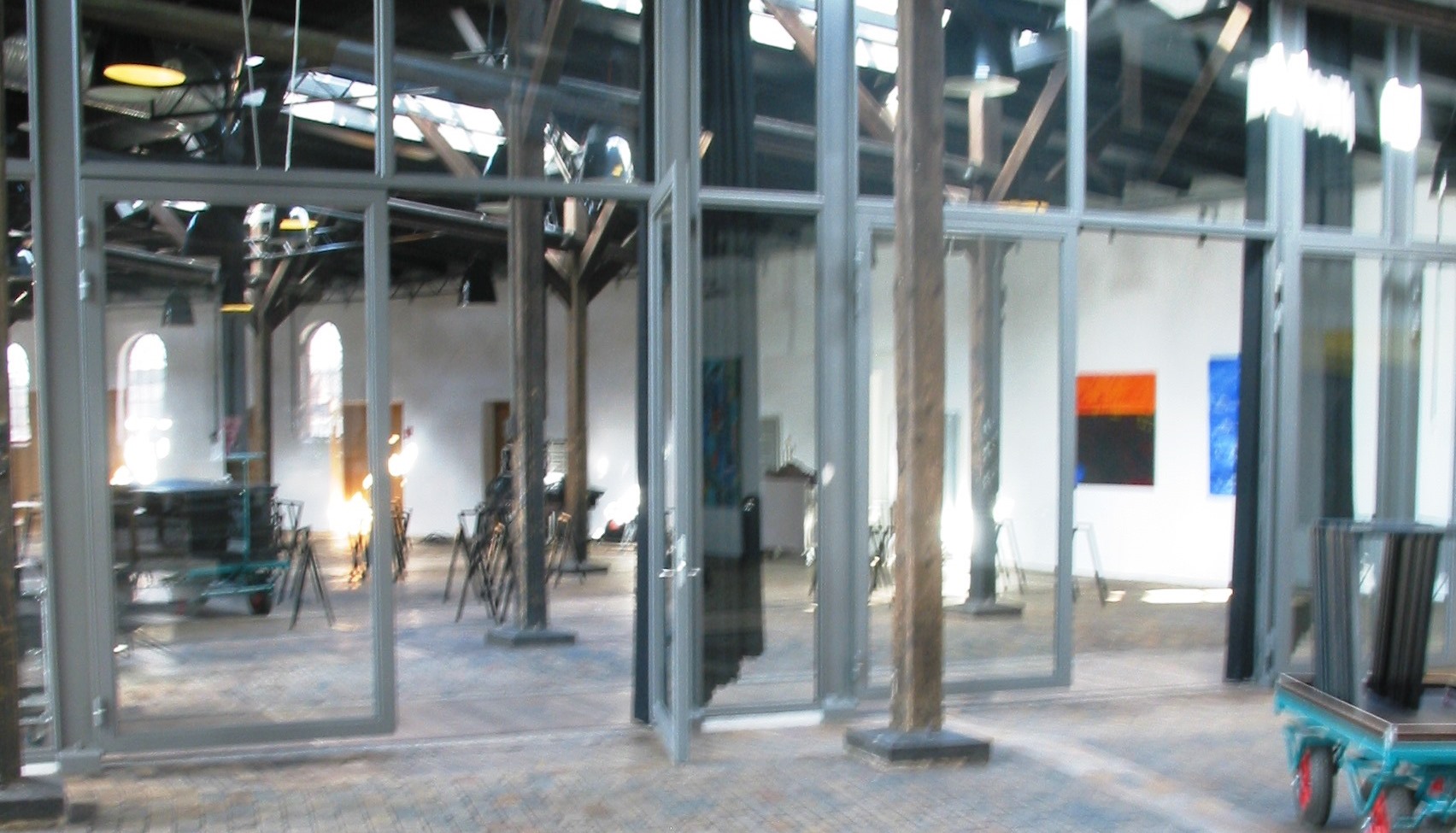 Foto af kulturhuset med glasvægge.