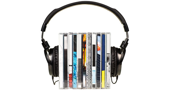 En stak CD'er med høretelefoner udenpå.