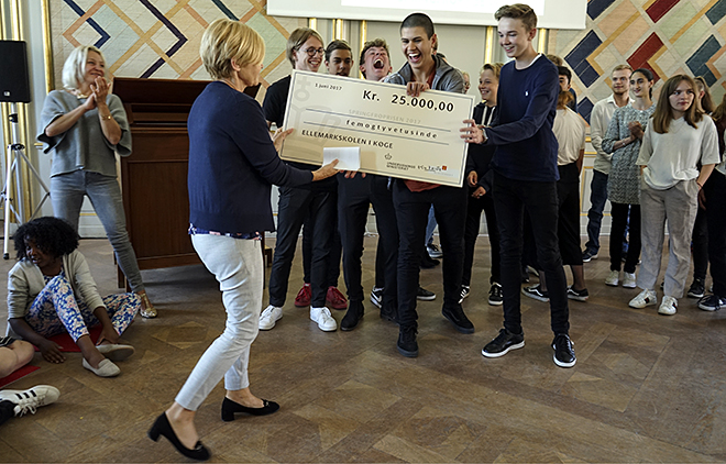 Uddeling af Springfrøprisen 2017 Foto af kulturminister Mette Bock uddeler prisen til vinderklassen.