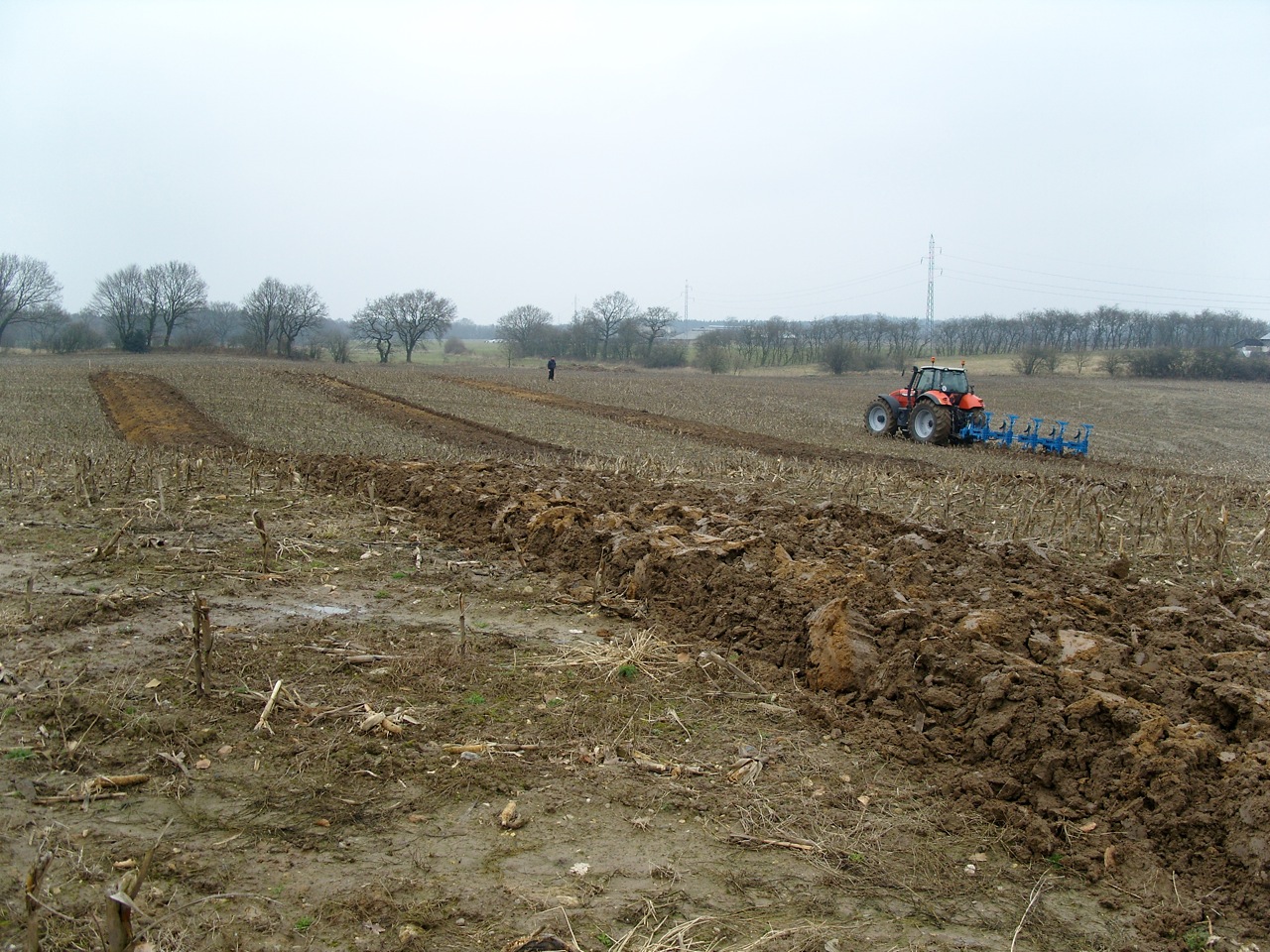 En traktor i færd med at pløje en mark.
