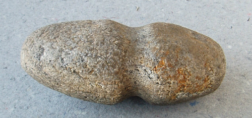Stenhammer med fure (skaftlejehammer) og slagflader i begge ender