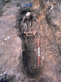 Foto af skelet i grav.