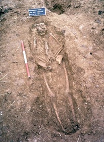 Foto af skelet i grav.