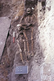 Foto af skeletter i grav.