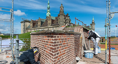 Slots- og Kulturstyrelsen er hele tiden i gang med restaureringsarbejder - her er det på Kronborg Slot.  Foto: SLKS.