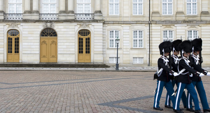 Picture of walking guards at Amalienborg