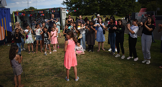 Lokale børn fra boligområdet Æblehaven i Roskilde optræder med egne sange i forbindelse med et af NGO’en Turning Tables kunstneriske events for børn og unge i udsatte boligområder.
