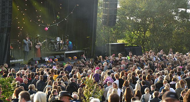 Publikum til en større udendørs koncert