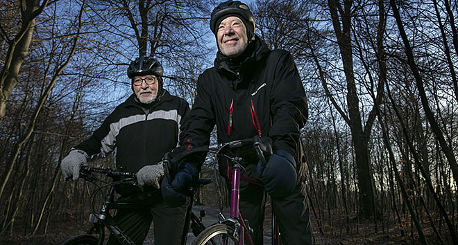 Foto af to ældre mænd på cykler.