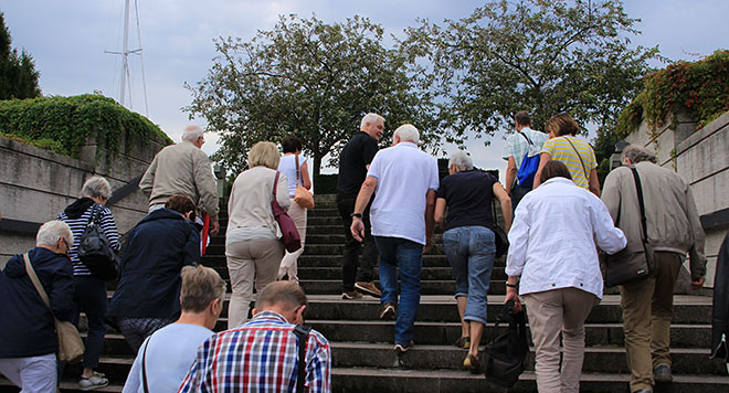 En gruppe mennesker på vej op ad en trappe.