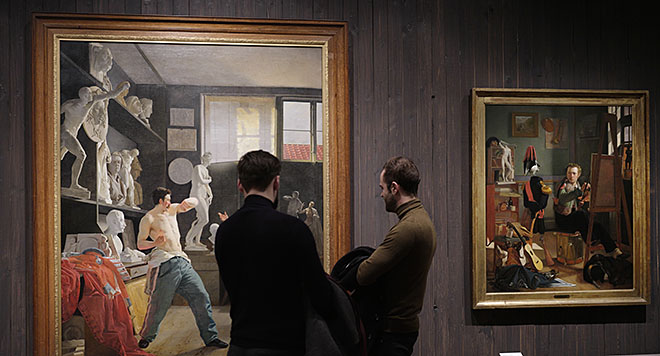 To mænd kigger på billeder på Statens Museum for Kunst