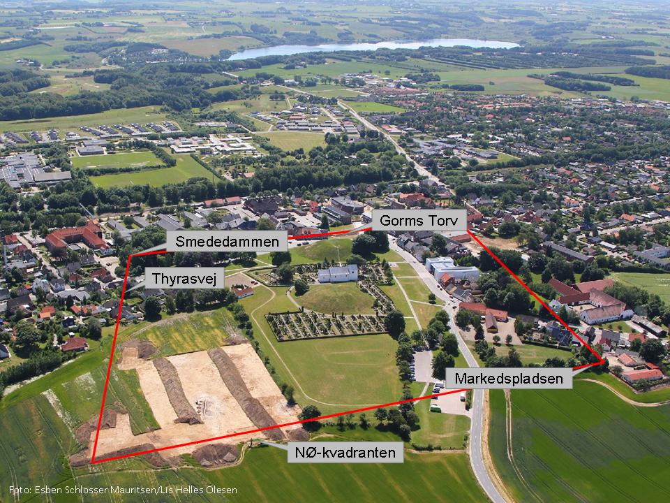 Luftfoto af udgravningen ved monumenterne i Jelling. Foto: Esben Schlosser Mauritsen og Lis Helles Olesen Luftfoto af udgravning ved Jellingmonumenterne. Foto Esben Schlosser Mauritsen og Lis Helles Olesen