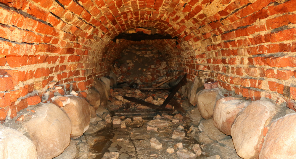 Den ældste del af tunnellen er dateret til 1575-1650 og er bygget af røde munkesten. Foto: Københavns Museum Foto taget i Den ældste del af tunnellen er dateret til 1575-1650 og er bygget af røde munkesten. Foto: Københavns Museum