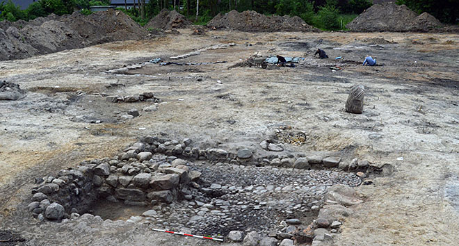 Kælder fra 15-1600-tallet under det stuehus som nedbrændte i 1727. I baggrunden ses bl.a. syld fra andre af gårdens bygninger. Foto: Hans Skov, Moesgaard Museum. Kælder fra 15-1600-tallet under det stuehus som nedbrændte i 1727. I baggrunden ses bl.a. syld fra andre af gårdens bygninger. Foto: Hans Skov, Moesgaard Museum.